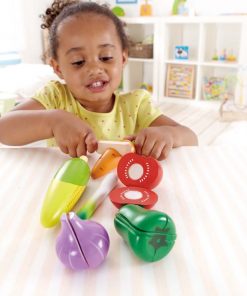 E3118 Garden Vegetables with child 1