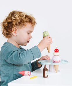 TV310-Carlos-Gelato-2020-Boy-Serving-Ice-Cream-Cones