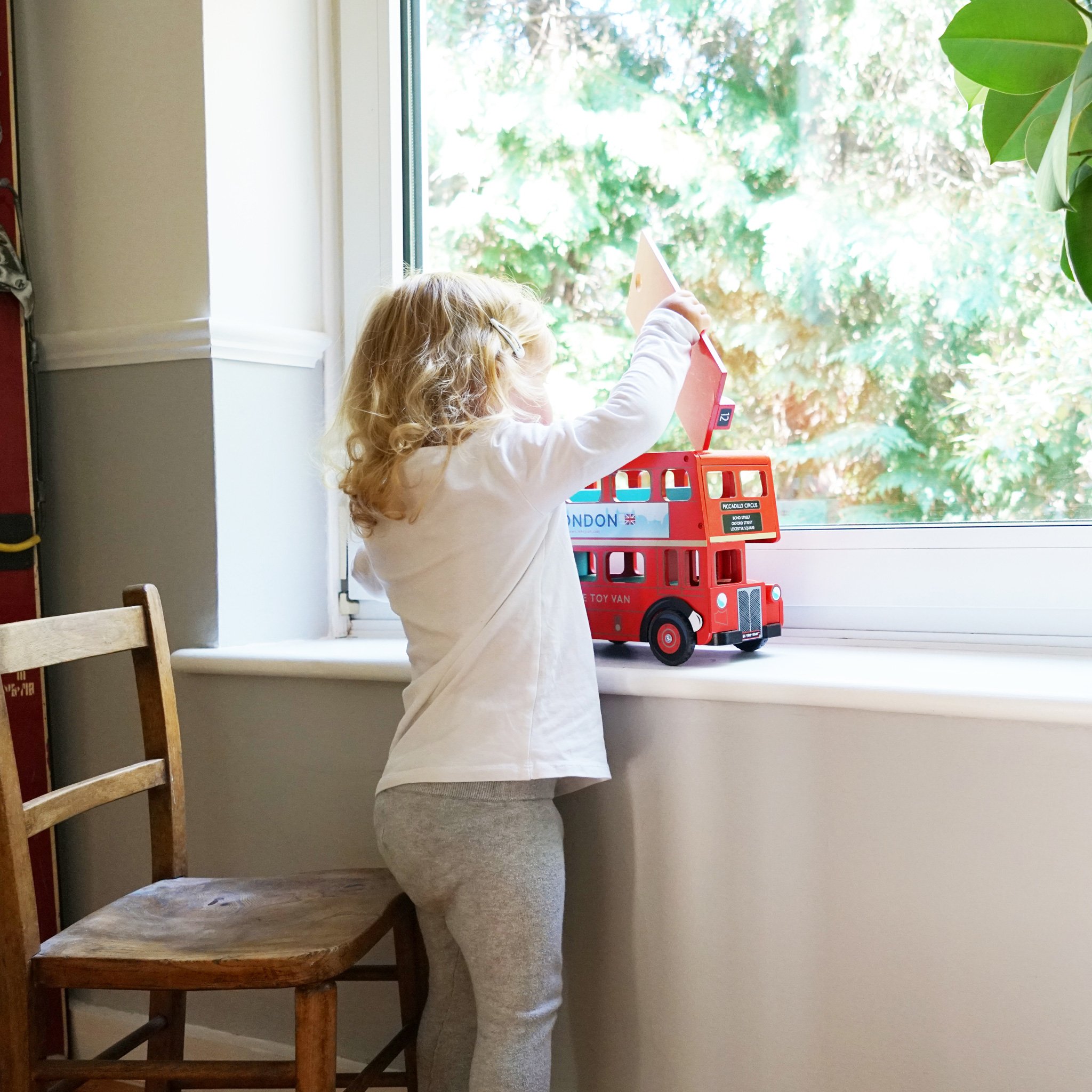 TV469-london-bus-girl-removing-roof