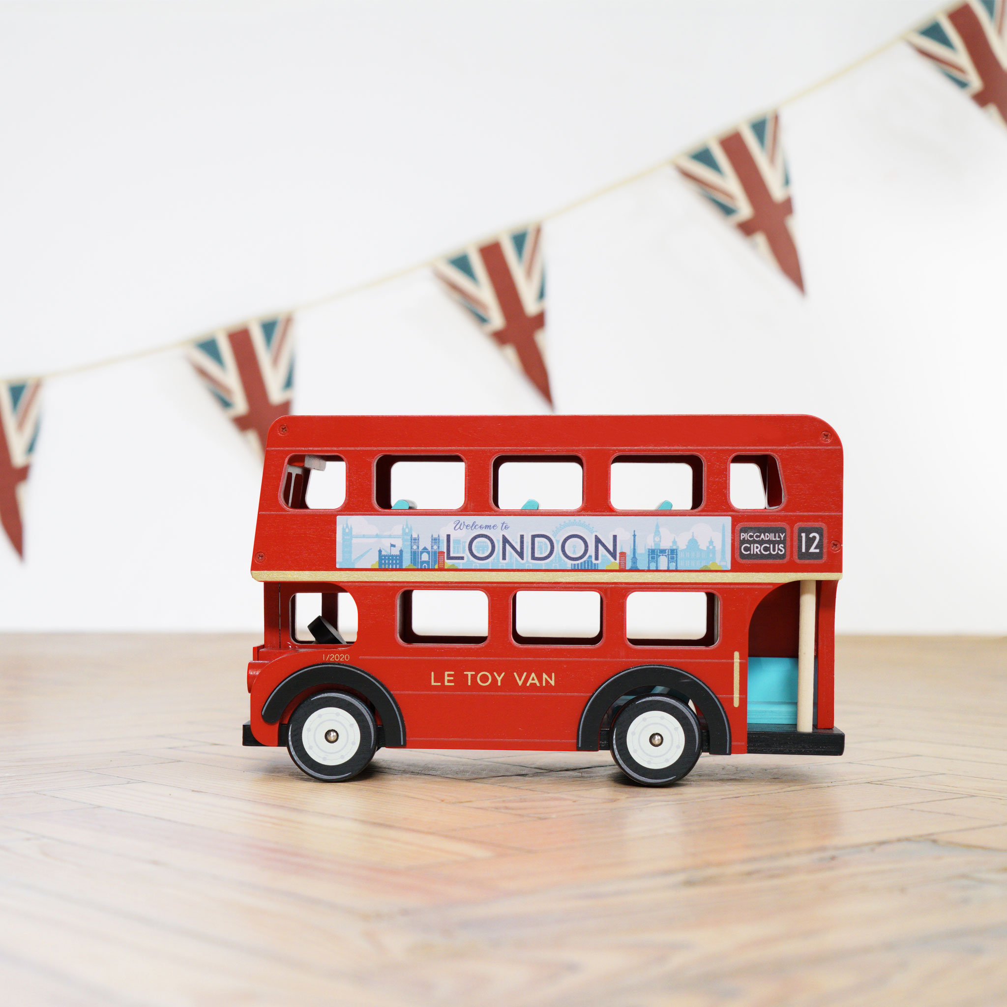 TV469-london-bus-infront-the-union-jack