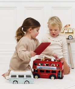 TV469-london-wooden-bus-children-putting-dolls-inside