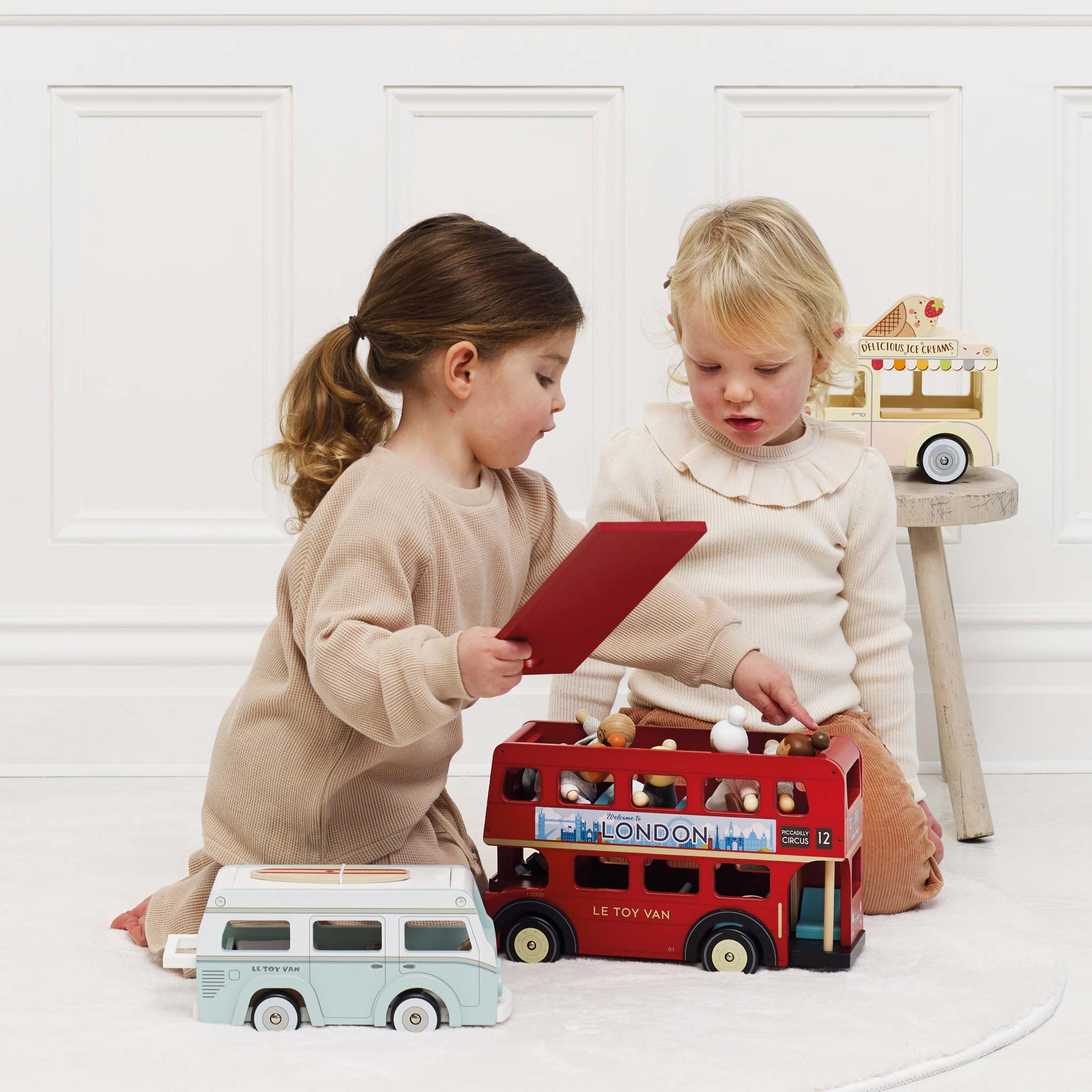 TV469-london-wooden-bus-children-putting-dolls-inside