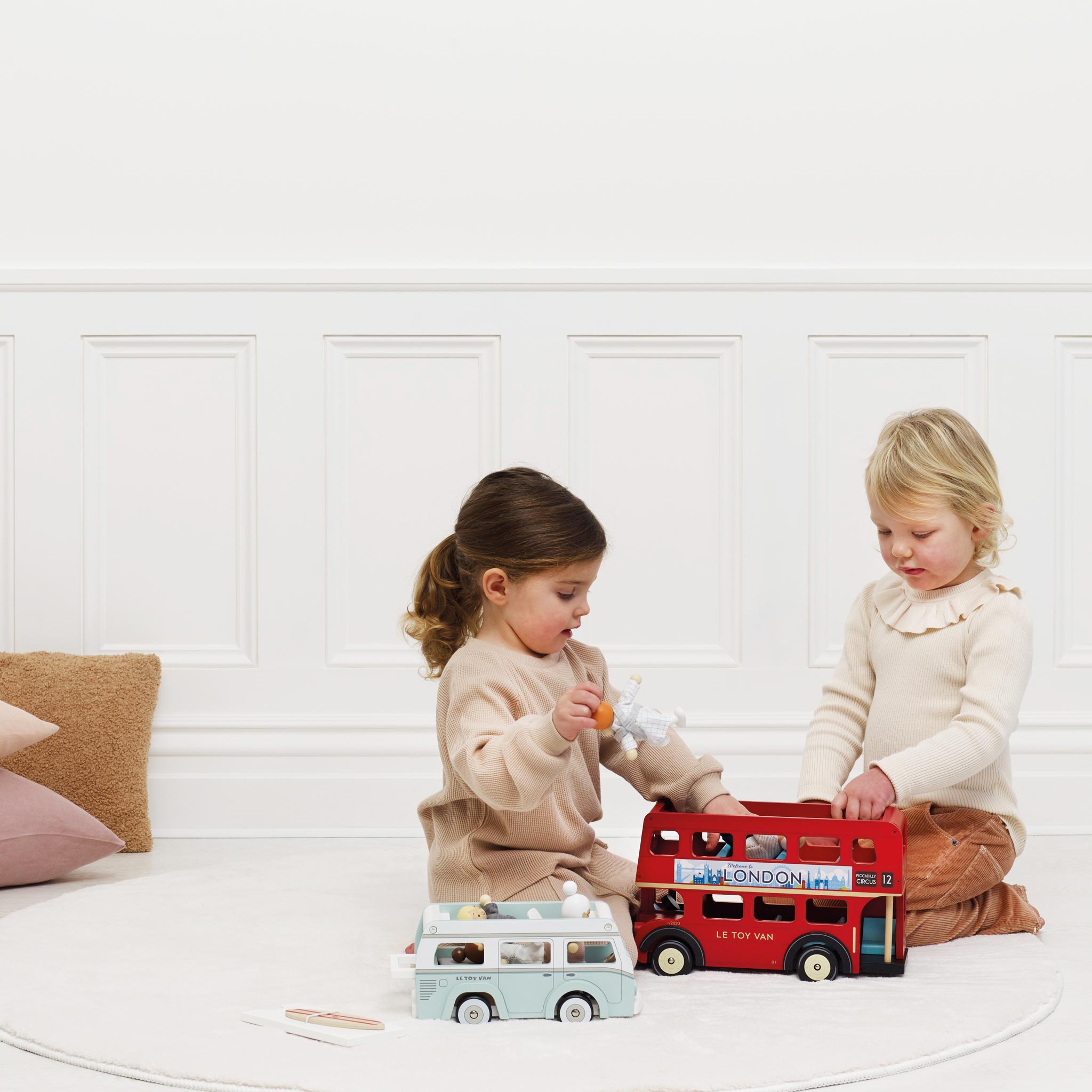 TV469-london-wooden-bus-with-children